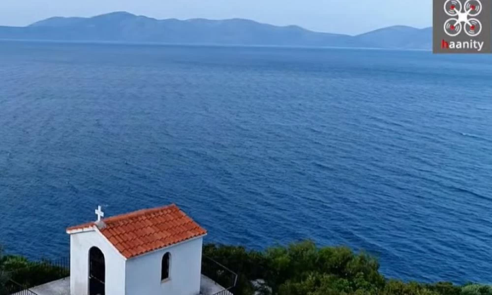 Το γραφικό εκκλησάκι που οδηγεί σε ένα «πειρατικό» λιμάνι